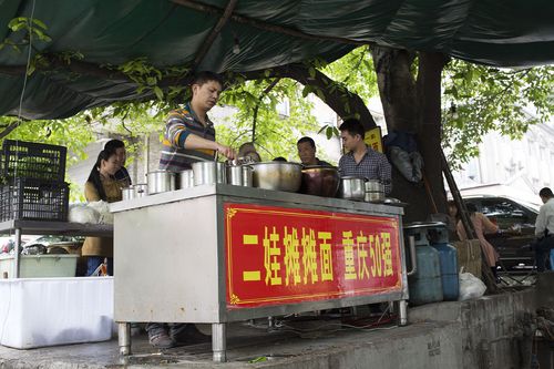 组图:重庆美食推广 小面50强之二娃摊摊面